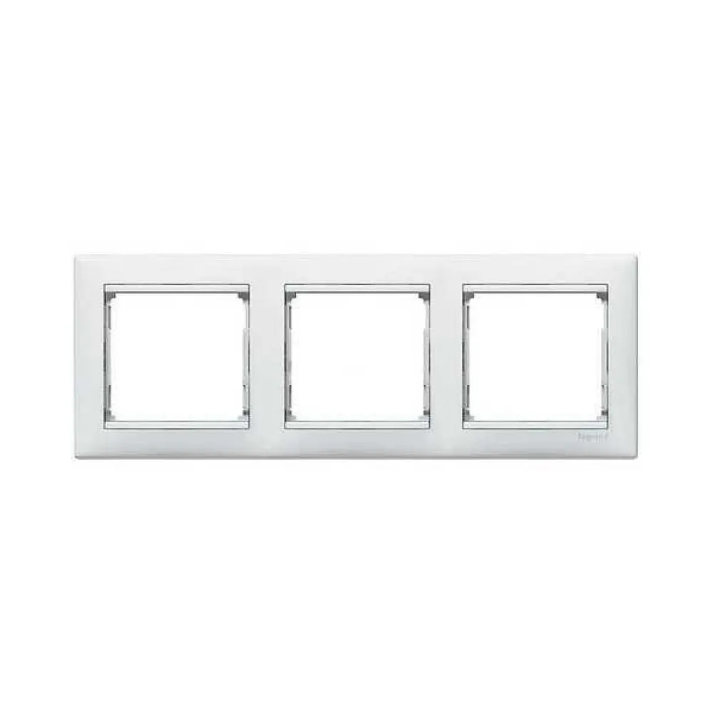 Рамка Legrand Valena Classic біла 3-кратна 774453