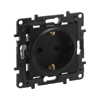 Розетка Legrand Niloe Step з заземленням з шторками  чорний 863520