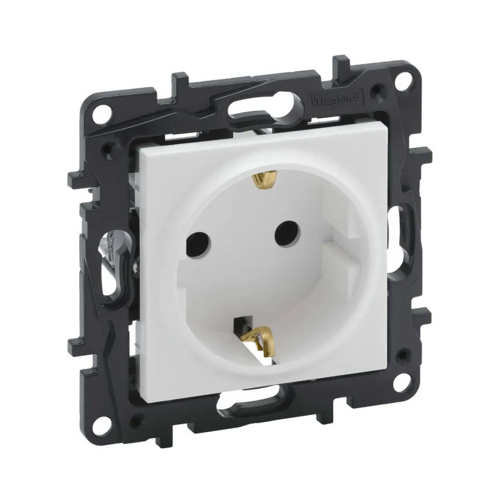 Розетка Legrand Niloe Step з заземленням белая 863121