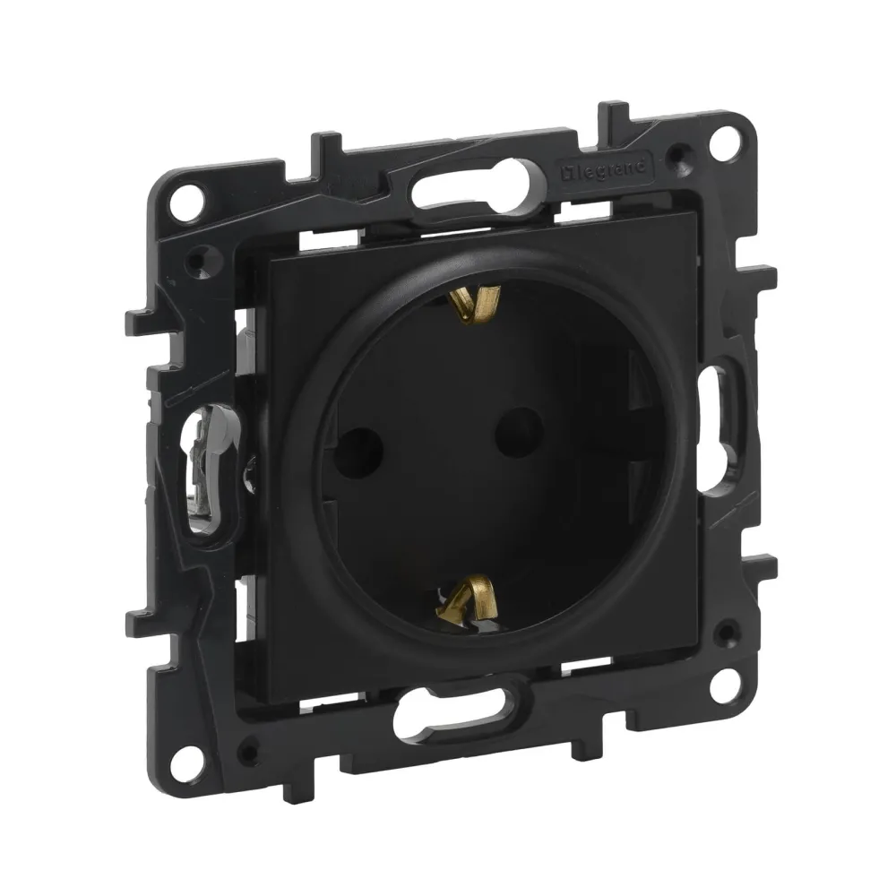 Розетка Legrand Niloe Step с заземлением с шторками черный 863520