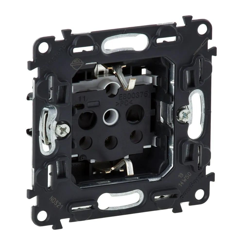 Legrand Valena INMATIC Розетка 2К+З 16А 250В зі шторками гвинтові клеми 753029